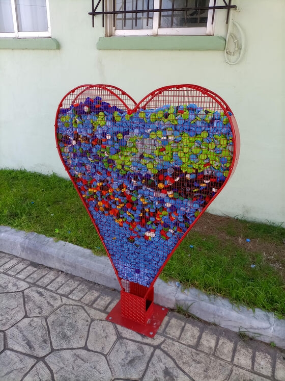 Ξεχείλισαν από... καπάκια οι καρδιές μας!